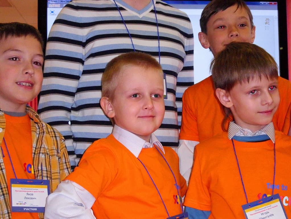 Костя Ашвилов (в центре)