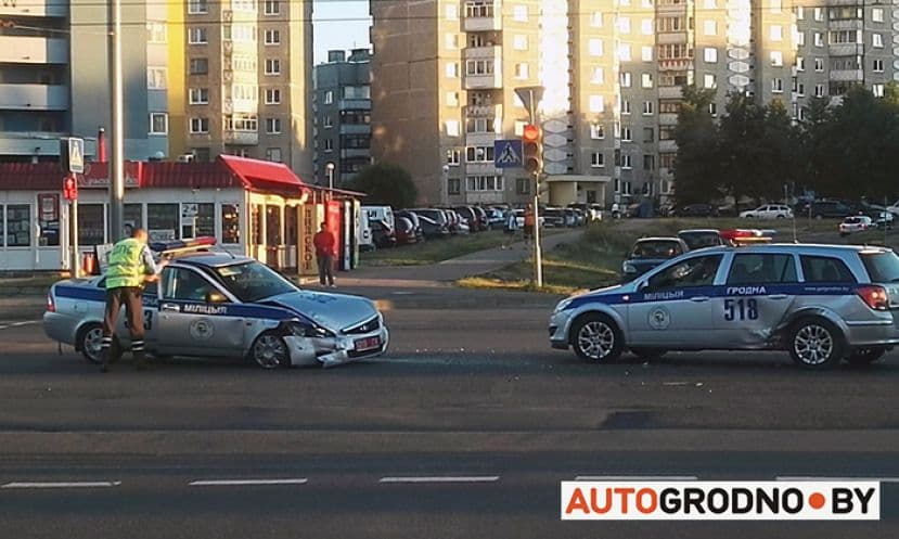 В Гродно столкнулись два служебных автомобиля ГАИ