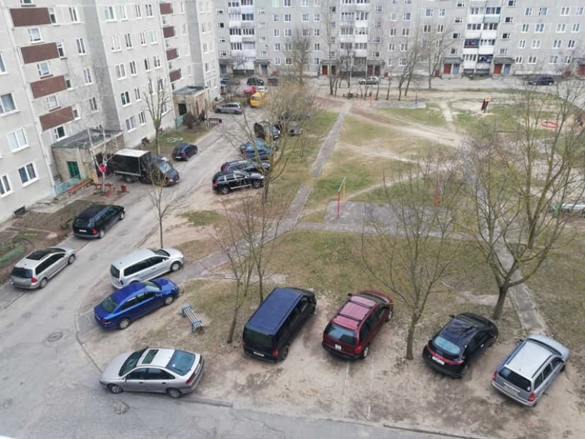 «Нам машины на крыше парковать что ли?» В одном из дворов по Тухачевского – острая нехватка парковочных мест