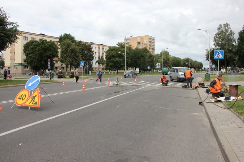 На пешеходном переходе в центре города устанавливают световую сигнализацию