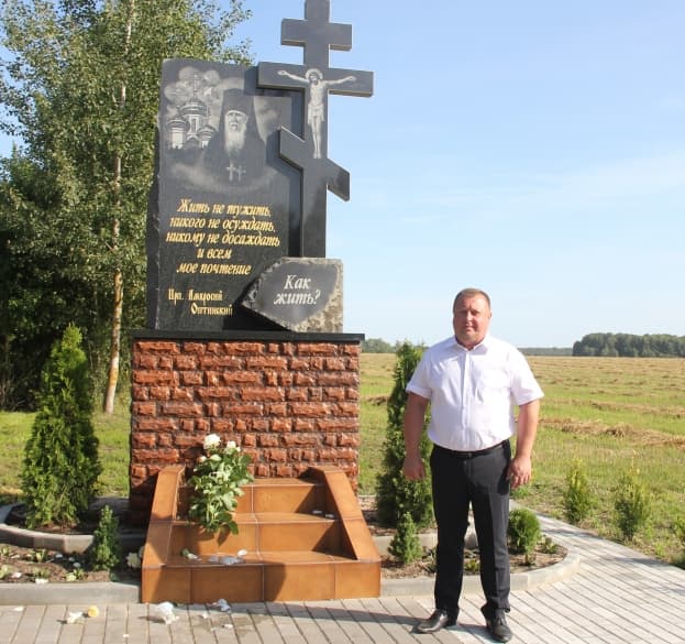 «Как знак на начало доброго дела». Лидский бизнесмен за свои деньги установил памятник-крест в д. Лесники