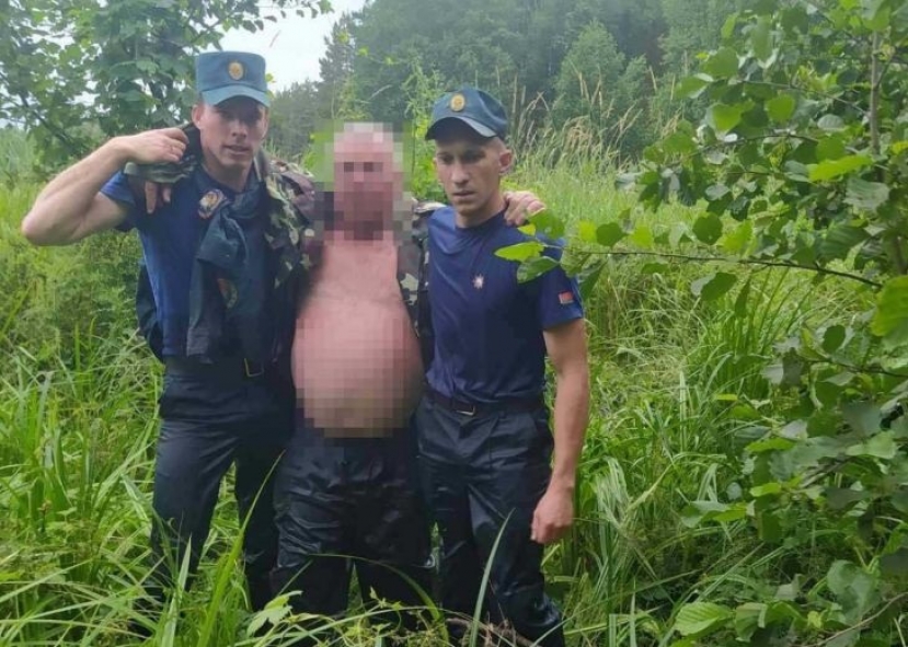 Лидчанин пошел за грибами и застрял в болоте. Без помощи спасателей не обошлось
