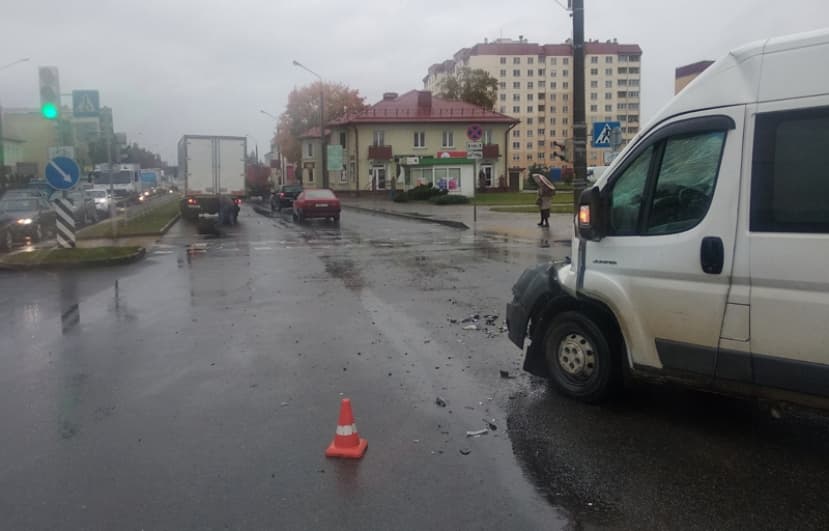 В центре Лиды столкнулись бус и МАЗ. От удара грузовик чуть не перевернулся