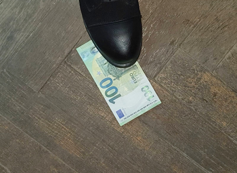 Лидчанка воспользовалась случаем, подняла сто евро. В отношении ее возбуждено уголовное дело