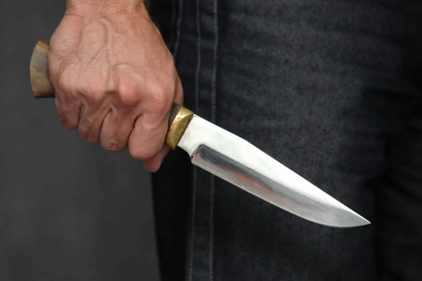 Нешуточные разборки в Лиде: один бросился на отца с ножом, другой – душил отдыхающего в баре