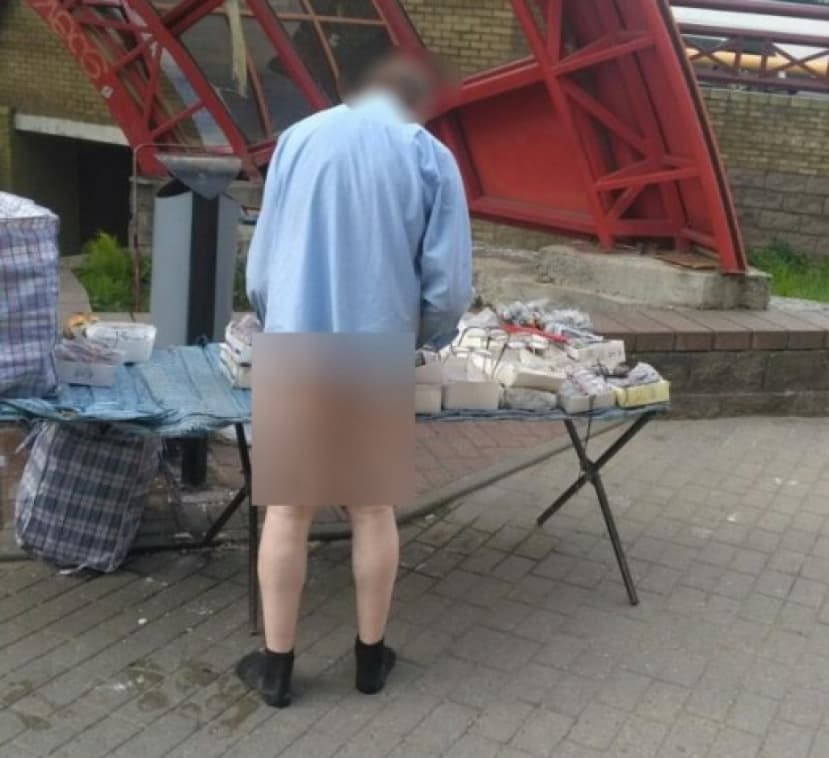В Гродно мужчина продавал очки… без штанов