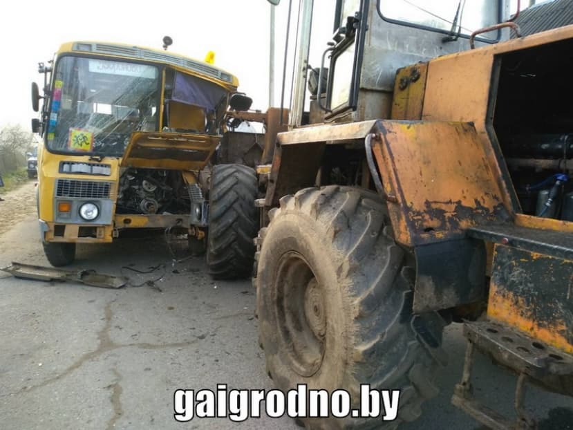 В Вороновском районе столкнулись школьный автобус и погрузчик